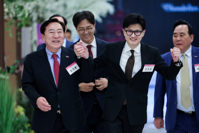 국민의힘 한동훈 대표가 18일 오후 서울 영등포구 중소기업중앙회에서 열린 중소기업인 간담회 참석을 위해 김기문 중소기업중앙회장과 손을 잡고 이동하고 있다. 연합뉴스