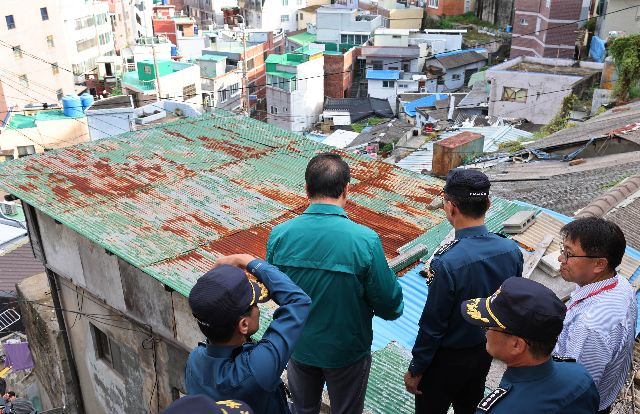 김수환 부산경찰청장과 김진홍 부산 동구청장 등이 지난 10월 16일 부산 동구 수정동 일대 빈집과 범죄 취약 지역을 살펴보고 있다. 정종회 기자 jjh@