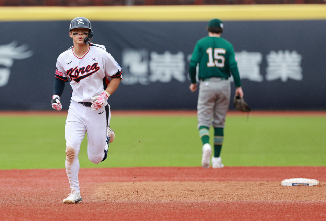 김도영이 18일 열린 WBSC 프리미어12 2024 B조 호주와의 경기에서 6회말 투런 홈런을 친 후 그라운드를 돌고 있다. 연합뉴스