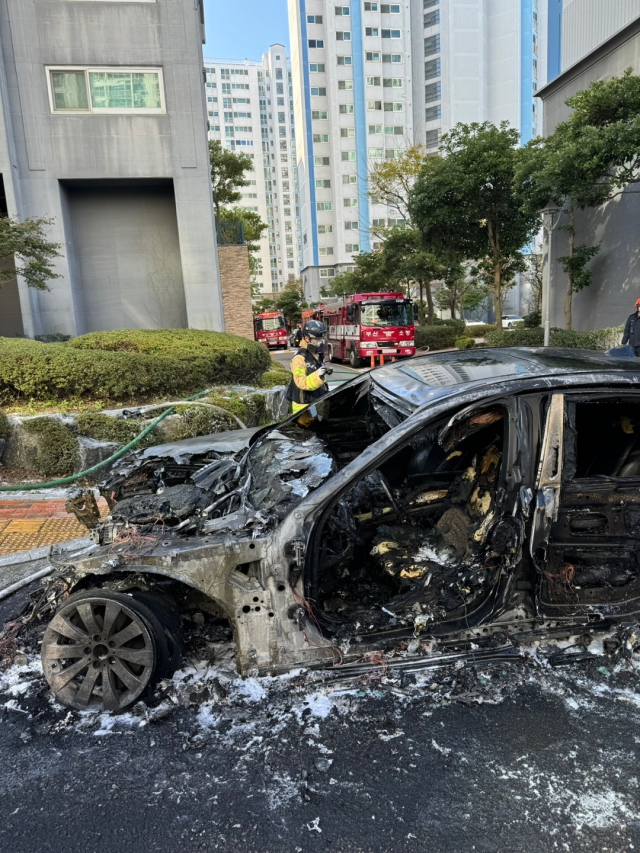 18일 오전 부산 사하구의 한 아파트 단지에서 주행 중이던 차량에서 불이 났다. 부산소방재난본부 제공