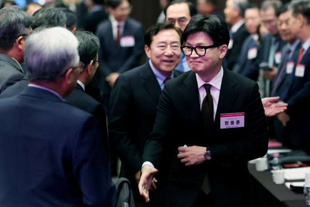 국민의힘 한동훈 대표가 18일 오후 서울 영등포구 중소기업중앙회에서 열린 중소기업인 간담회에서 참석자들과 인사하고 있다. 연합뉴스
