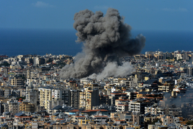 17일 레바논 베이루트 남쪽 다히예에서 이스라엘의 공습으로 폭연이 피어오르고 있다. 이날 이스라엘군은 이 지역의 헤즈볼라 지휘 센터와 인프라를 상대로 공격을 실시했다. EPA연합뉴스