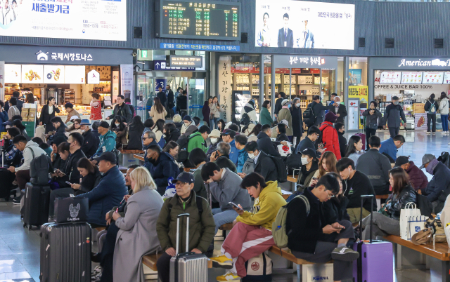 부산의 관문인 부산역의 이용객 회복세가 지속적으로 이어지고 있다. 18일 오후 부산역 대합실이 이용객들로 붐비고 있다. 김종진 기자 kjj1761@