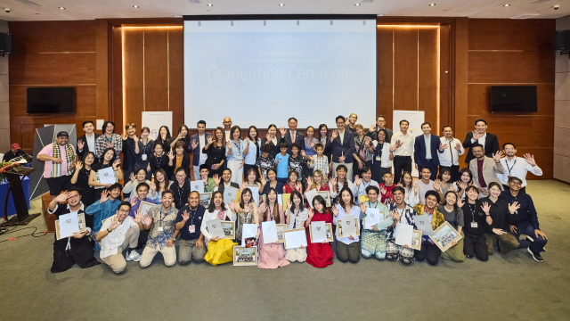 'FLY2024'에 참여한 학생들과 관계자들이 기념사진을 찍는 모습. 부산영상위원회 제공