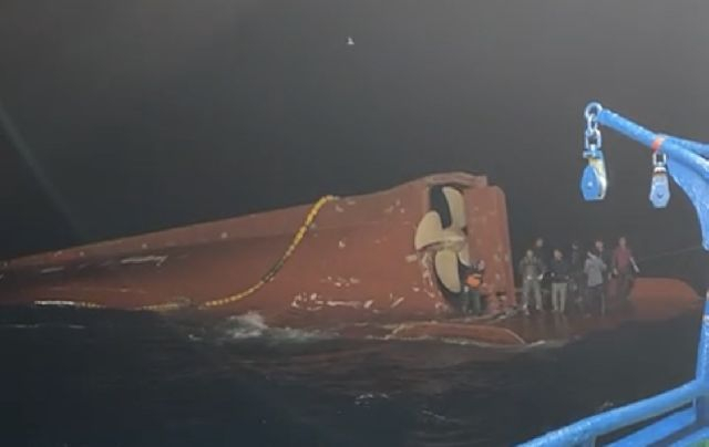 지난 8일 부산 선적 129t급 대형선망 어선 135금성호가 제주 비양도 북서쪽 약 22km 해상에서 침몰할 당시 모습. 사진은 침몰 당시 동영상 캡처. 독자 제공