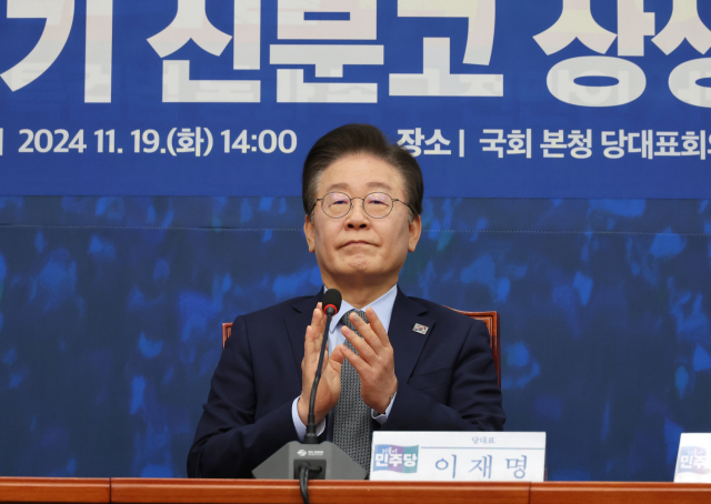 더불어민주당 이재명 대표가 19일 오후 국회에서 열린 '을' 살리기 신문고 상생 꽃 달기 행사에 참석해 자리하고 있다. 연합뉴스