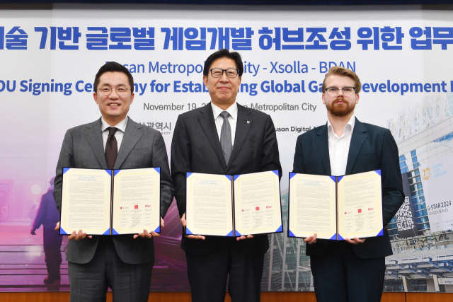 부산시와 부산디지털자산거래소(비단), 엑솔라는 19일 부산시청에서 업무협약 체결했다. 왼쪽부터 비단 김상민 대표, 박형준 부산시장, 엑솔라 라이티스 조셉 얀 부사장. 부산시 제공