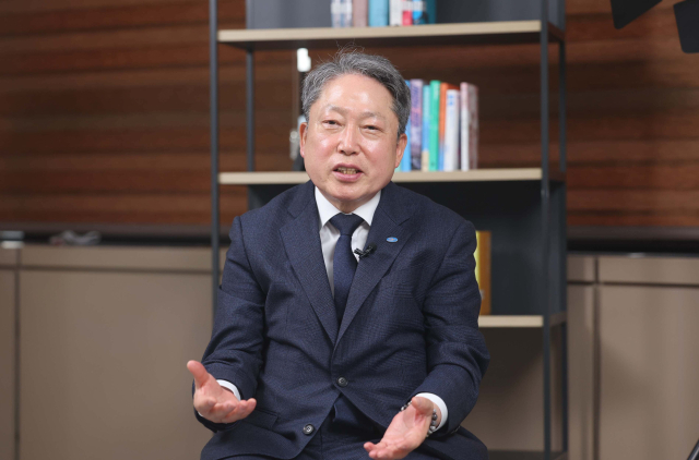 지난 13일 <부산일보> 취재진과 인터뷰 중인 김명진 한국선용품산업협회장. 이재찬 기자 chan@