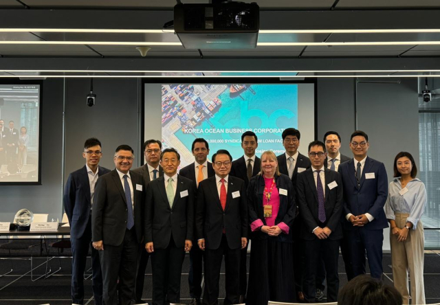 한국해양진흥공사는 20일 HSBC 홍콩본점에서 HSBC를 주간사로 3억 달러 규모의 신디케이티드론 약정을 체결했다(앞줄 왼쪽 세 번째 안병길 해양진흥공사 사장). 해진공 제공
