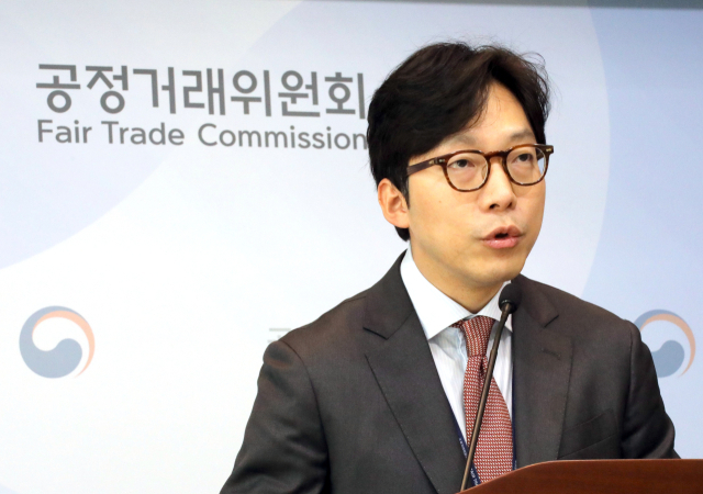 공정거래위원회 신용호 약관특수거래과장이 20일 오전 정부세종청사에서 알리익스프레스 및 테무가 사용하는 이용약관을 심사해 총 13개 유형, 47개 불공정 약관조항을 시정했다고 밝히고 있다. 연합뉴스