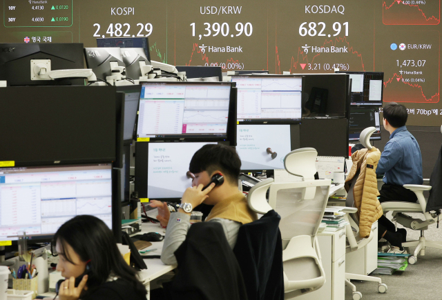 국내 증시가 연일 몸살을 앓는 모습이다. 20일 오후 서울 중구 하나은행 딜링룸에서 직원들이 업무를 보고 있다. 연합뉴스