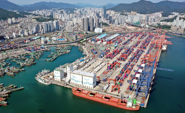 미국 도널드 트럼프 2기 행정부가 관세 장벽을 강화하면 무역량 감소로 인해 부산의 항만업이 타격을 받을 수 있다는 우려가 나온다. 부산항 자성대 부두 일원 모습. 정종회 기자 jjh@