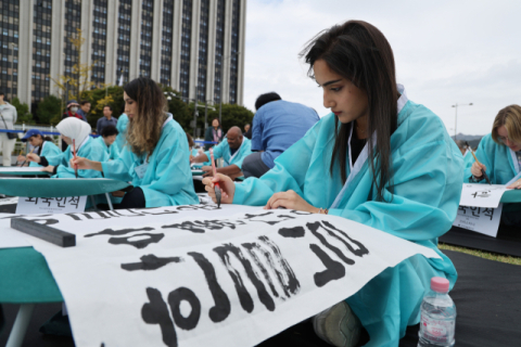 .<어말아글>은 외국인이 바라보는 한글을 심층적으로 다룬다. 사진은 지난 한글날 서울 광화문광장에서 열린 제14회 광화문광장 휘호 대회에서 외국인 참가자들이 붓글씨를 쓰고 있다. 연합뉴스