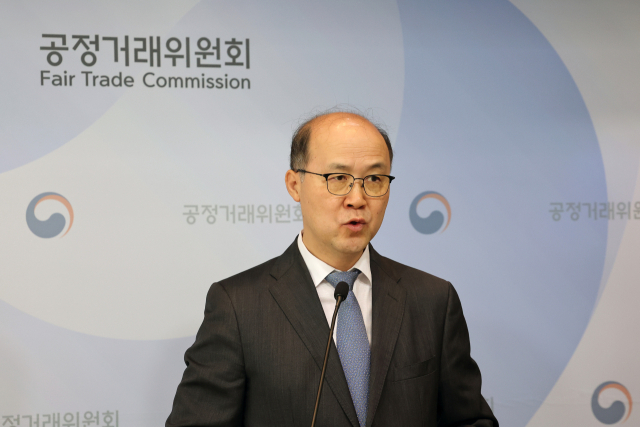 21일 오전 정부세종청사 공정거래위원회 기자실에서 황원철 카르텔조사국장이 3개 신문용지 제조판매 사업자의 부당한 공동행위 제재 관련 브리핑을 하고 있다. 연합뉴스
