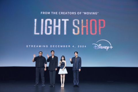 다음 달 4일 공개되는 디즈니플러스 시리즈 ‘조명가게’ 감독과 작가, 출연 배우들이 20일 싱가포르 마리나베이샌즈 엑스포 컨벤션센터에서 열린 ‘디즈니 콘텐츠 쇼케이스 APAC 2024’ 무대에서 포즈를 취하고 있다. 월트디즈니 제공
