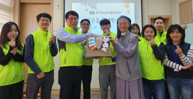 한국남부발전 임직원들이 21일 위기 임산부 영유아 보호시설인 마리아모성원에서 주거환경 개선을 위한 봉사활동을 진행했다. 남부발 전 제공