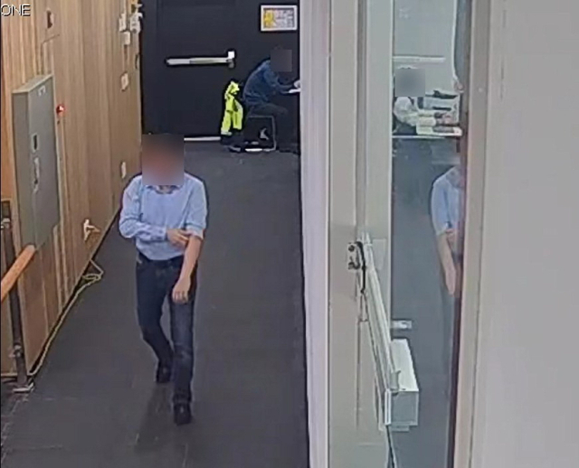 지난해 12월 12일 카자흐스탄 부산 총영사관에서 당시 초대 총영사가 팔을 걷으며 사무실로 향하고 있다. 해당 건물 CCTV 캡처