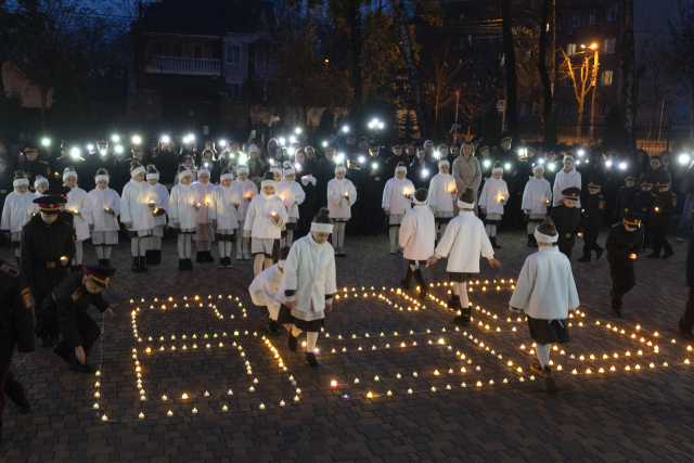 20일(현지 시간) 우크라이나 키이우에서 러시아와의 전쟁으로 사망한 우크라이나 어린이 659명을 추모하는 행사가 열리고 있다. AP연합뉴스