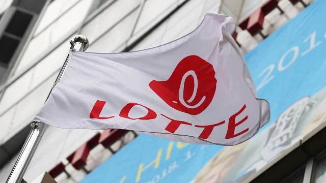 최근 유동성 위기 루머가 나온 롯데그룹이 이례적으로 자산 내역 등을 공개하며 유동성 우려 진화에 나섰다. 서울 롯데 본사에 걸린 롯데 사기. 연합뉴스