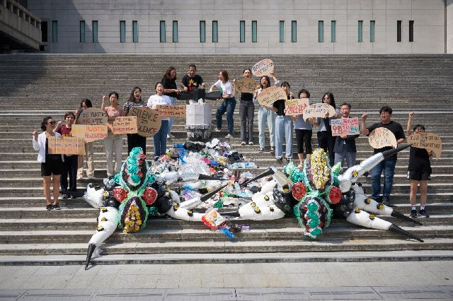 지난 9월 시민사회 연대체인 플뿌리연대(플라스틱 문제를 뿌리뽑는 연대)가 플라스틱 괴물이 쏟아지는 수도꼭지를 잠그는 퍼포먼스를 진행하고 있다. 부산일보DB