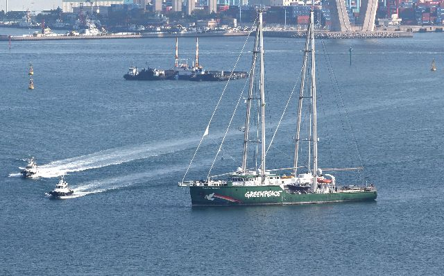 국제 환경단체 그린피스의 상징인 환경감시선 ‘레인보우 워리어호’(855t)가 25일부터 부산에서 열리는 국제 플라스틱 협약 제5차 정부 간 협상위원회(INC-5) 회의를 앞두고 실효성 있는 플라스틱 협약을 촉구하기 위해 12일 부산항을 찾아 정박 중이다. 정종회 기자 jjh@