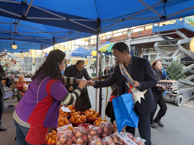 한국석유공사 직원들이 'Go Green, Go Market' 캠페인을 전개하고 있다. 석유공사 제공