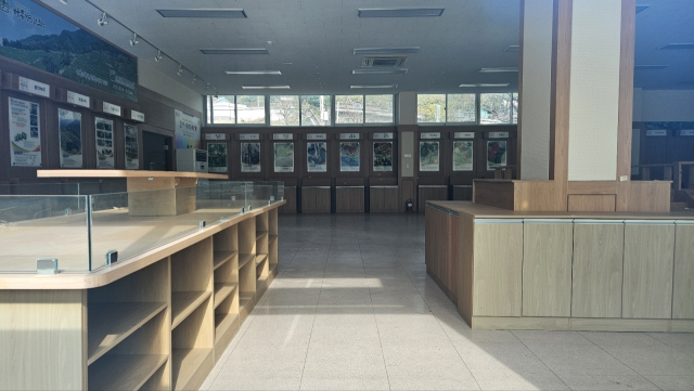 적자가 누적되면서 알프스 푸드마켓은 올해 초 문을 닫은 상태다. 내부 역시 텅텅 비어 있다. 김현우 기자