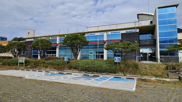 하동군 하동읍 화심리 옛 흥룡초등학교 부지에 설치된 알프스 푸드마켓 모습. 김현우 기자