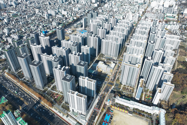 24일 오후 입주를 3일 앞둔 서울 강동구 올림픽파크포레온 단지 모습. 올림픽파크포레온은 전체 가구 수가 1만 2032가구에 이르는 단일 단지 기준 국내 최대규모 아파트 단지다. 연합뉴스