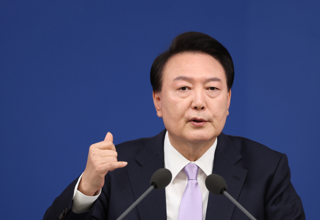 윤석열 대통령이 지난 7일 서울 용산 대통령실 청사 브리핑실에서 열린 '대국민담화 및 기자회견'에서 질문에 답변하고 있다. 연합뉴스