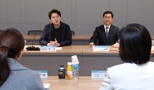 24일 서울 의협회관에서 열린 개혁신당-대한의사협회·대한전공의협의회 간담회에서 박단 대전협 비대위원장이 인사말을 하고 있다. 왼쪽부터 개혁신당 이주영 정책위의장, 박 위원장, 의협 박형욱 비대위원장, 개혁신당 허은아 대표. 연합뉴스