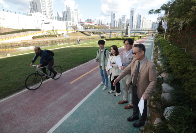 취재진이 지난 7일 동래구 온천천 일대의 디자인 요소를 점검하고 있다. 정대현 기자 jhyun@