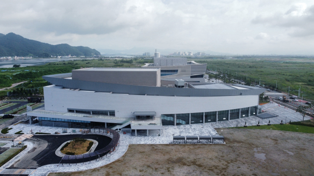 내달 준공 예정인 낙동아트센터 외관. 강서구청 제공