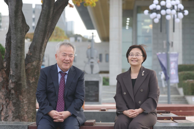 (재)부산문화회관 차재근(왼쪽) 대표이사와 클래식부산 박민정 대표가 부산문화회관 대극장 앞 벤치에서 이야기를 나누고 있다. 이재찬 기자 chan@