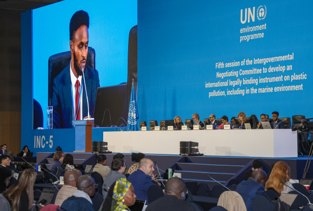 25일 부산 해운대구 벡스코 제1전시장 본회의장에서 유엔 플라스틱 협약 제5차 정부간협상위원회 회의(INC-5) 개회식이 진행되고 있다. 김종진 기자 kjj1761@