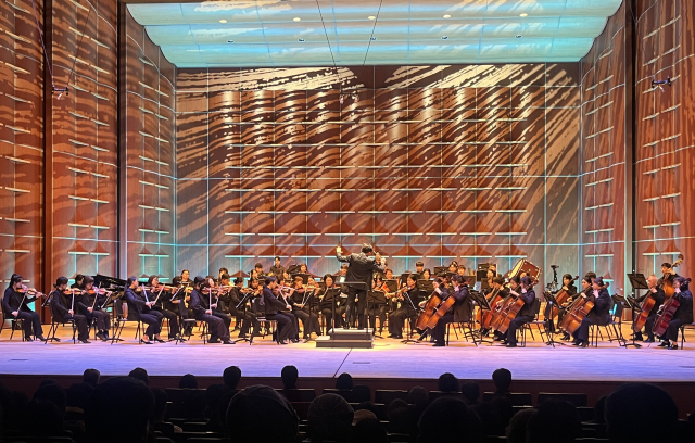 김해시민오케스트라가 지난 24일 김해문화의전당 마루홀에서 제4회 정기연주회 '화이트 왈츠'를 선보였다. 이경민 기자