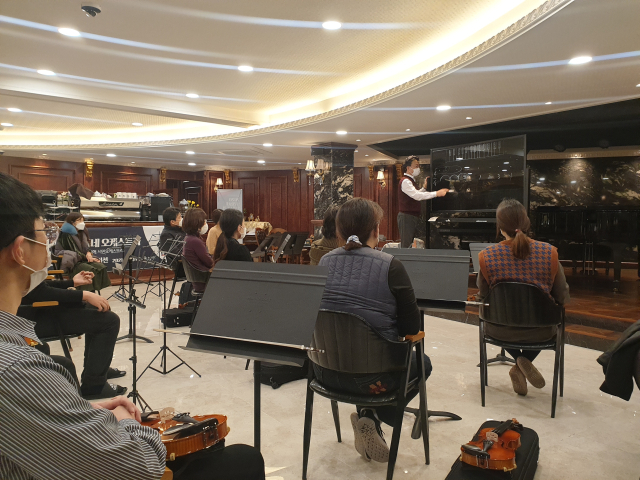 김해시 동상동에 있는 복합문화공간 ‘마르떼’에서 연주 연습을 하는 단원들. 이경민 기자