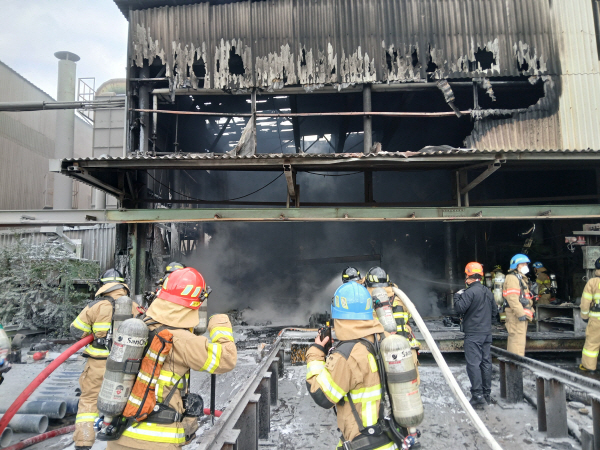 25일 오전 부산 사하구의 한 공장에서 불이 났다. 부산소방재난본부 제공