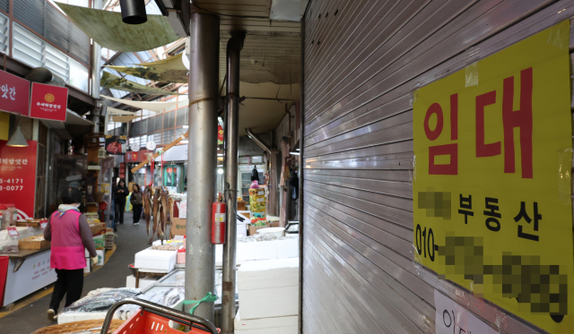 동네 맛집을 조각 투자할 수 있는 길이 열린다. 사진은 소상공인의 날인 지난해 11월 5일 서울 한 전통시장 상점이 폐업해 임대 안내가 붙은 모습. 연합뉴스