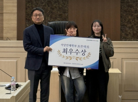 ‘2024학년도 석당인재학부 토론대회’ 최우수상 수상자들이 김희준(맨 왼쪽) 학부장과 기념촬영을 하고 있다.