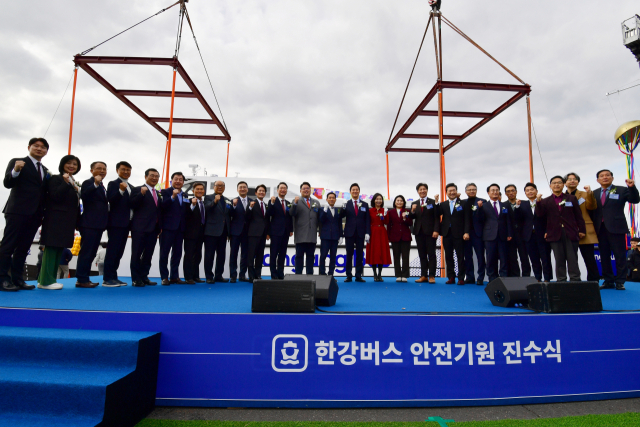 서울시는 25일 경남 사천시 은성중공업에서 ‘한강버스 안전운항 진수식’을 가졌다. 한강버스는 다음 달 한강에 인도될 예정이다. 김현우 기자