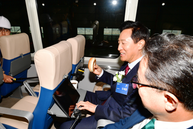 오세훈 서울시장이 직접 한강버스에 올라 시설을 체험하고 있다. 김현우 기자