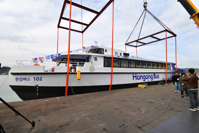 서울 한강을 누빌 새로운 수상교통 수단 ‘한강버스’가 모습을 드러냈다. 사천 은성중공업에서 건조한 한강버스는 길이 35m·폭 9.5m, 150t급 선박으로 건조됐다. 김현우 기자