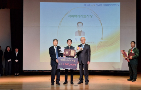 (왼쪽부터) 미래복지경영 최성균 이사장, 사직종합사회복지관 황승호 관장, 서울대학교 김실일 명예교수(심사위원장). 신라대 제공