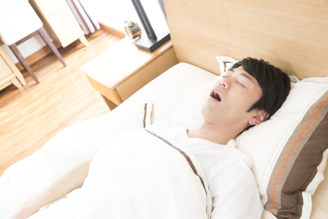 수면무호흡증 환자는 보통 코를 골다가 갑자기 숨을 멈춘 다음 시끄러운 소리와 함께 다시 숨을 쉬기 시작한다.