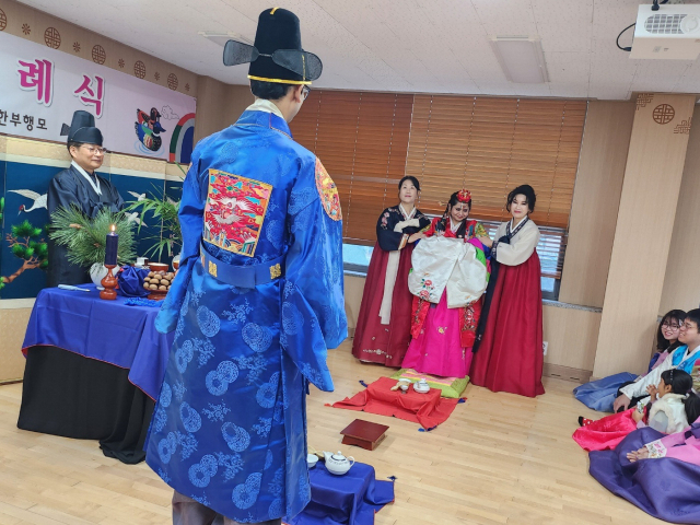 지난 23일 부산 부경대학교 한국전통체험실에서 인도인 신랑 수딥 몬달 씨와 신부 수타파 사르카르 씨가 한국 전통혼례식을 올리며 백년 가약을 맺었다.