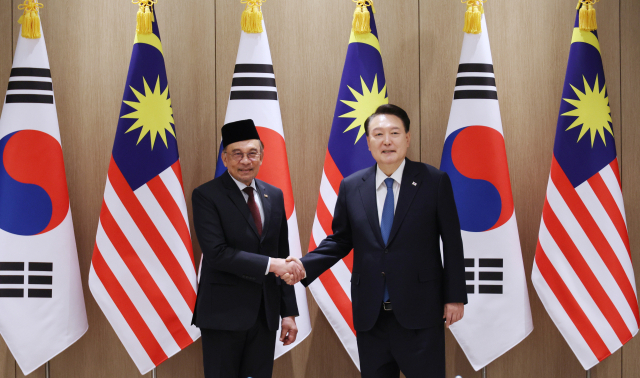 윤석열 대통령과 안와르 이브라힘 말레이시아 총리가 25일 서울 정상회담 전 악수하고 있다. 연합뉴스
