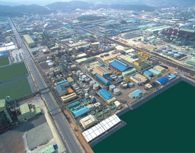 MBK가 영풍과 손잡고 고려아연 경영권을 노리면서 부울경 지역의 불안감이 커지고 있다. 울산 고려아연 온산제련소 전경. 부산일보DB