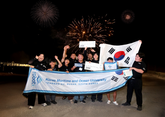 국제 자율무인선박 경진대회에서 준우승한 국립한국해양대 학생들. 국립한국해양대 제공