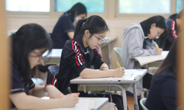 고2 학생들은 기말고사 이후부터 내년도 수능에 대비해 철저하게 입시 전략을 마련해야 한다. 지난 6월 부산 한 고등학교 3학년 학생이 2025학년도 대학수학능력시험 6월 모의평가를 치르고 있다. 이재찬 기자 chan@
